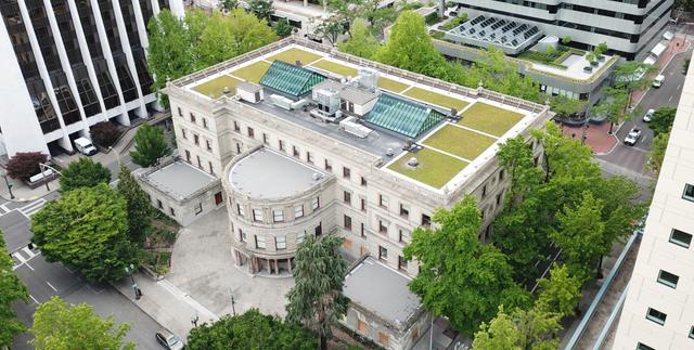 Aerial view of Portland City Hall with a green roof planted with drought-tolerant vegetation.